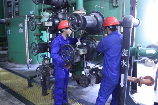 點擊查看詳細信息<br>標題：檢修人員正在處理閥門缺陷 閱讀次數(shù)：1723